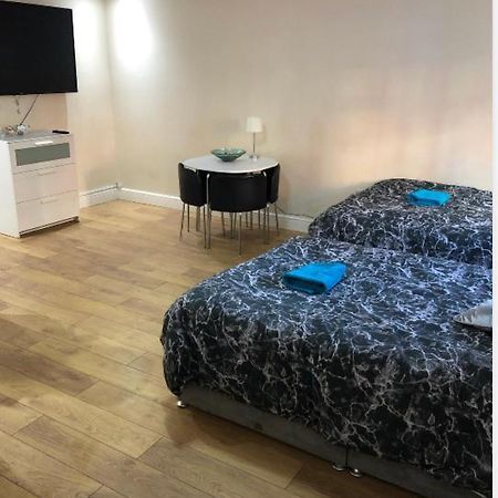 Big Room Rusholme With Tv And Private Bathroom-Parking&Wifi แมนเชสเตอร์ ภายนอก รูปภาพ
