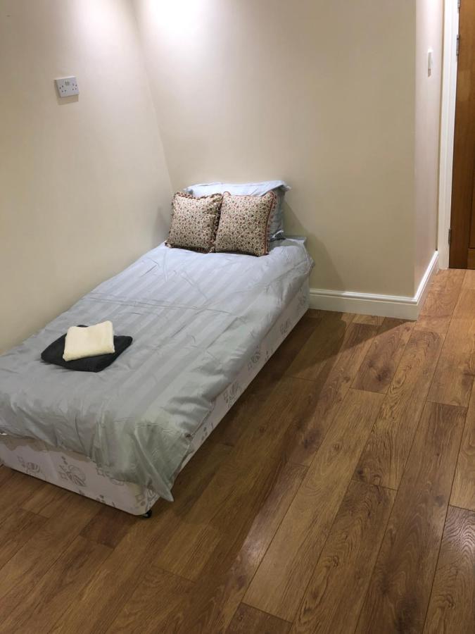 Big Room Rusholme With Tv And Private Bathroom-Parking&Wifi แมนเชสเตอร์ ภายนอก รูปภาพ