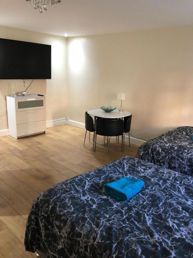 Big Room Rusholme With Tv And Private Bathroom-Parking&Wifi แมนเชสเตอร์ ภายนอก รูปภาพ