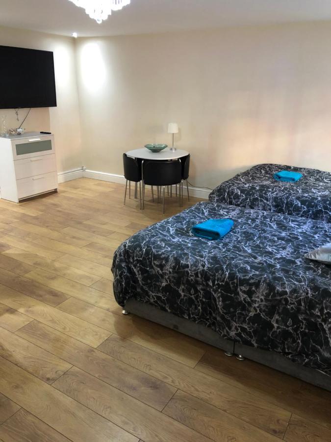 Big Room Rusholme With Tv And Private Bathroom-Parking&Wifi แมนเชสเตอร์ ภายนอก รูปภาพ