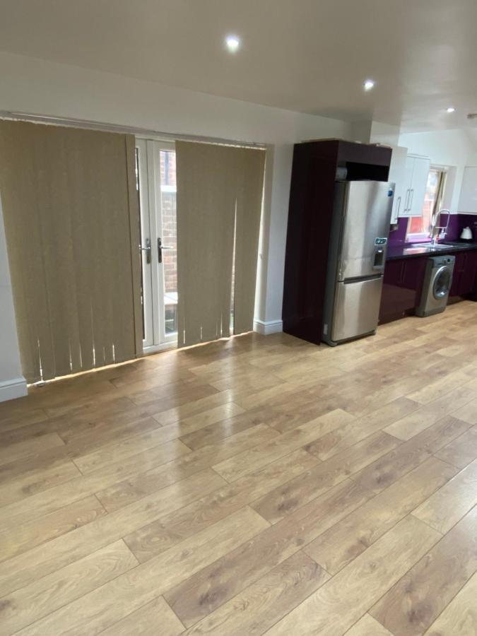 Big Room Rusholme With Tv And Private Bathroom-Parking&Wifi แมนเชสเตอร์ ภายนอก รูปภาพ